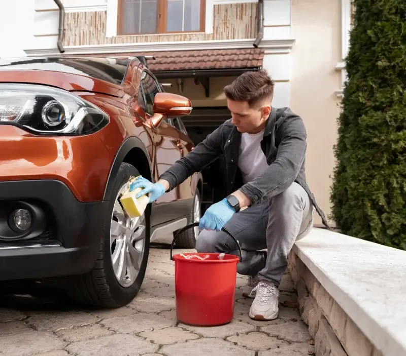 Lavage auto à domicile Coëtmieux : professionnel intervenant sur un véhicule